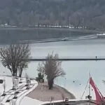 Понтонный мост демонтировали на озере Сайран в Алматы (видео)